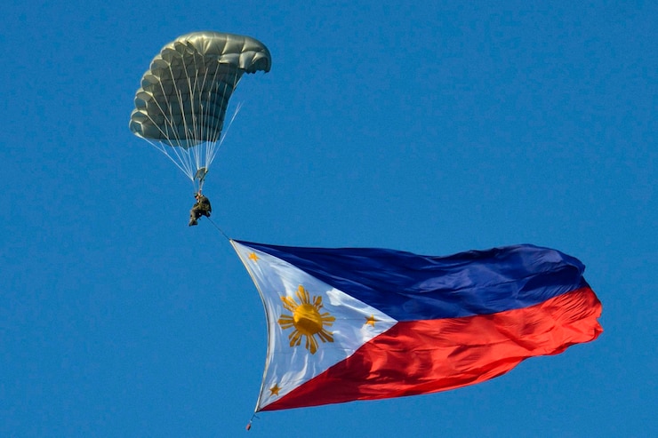 Photo low angle view of person paragliding with philippines flag against clear blue sky