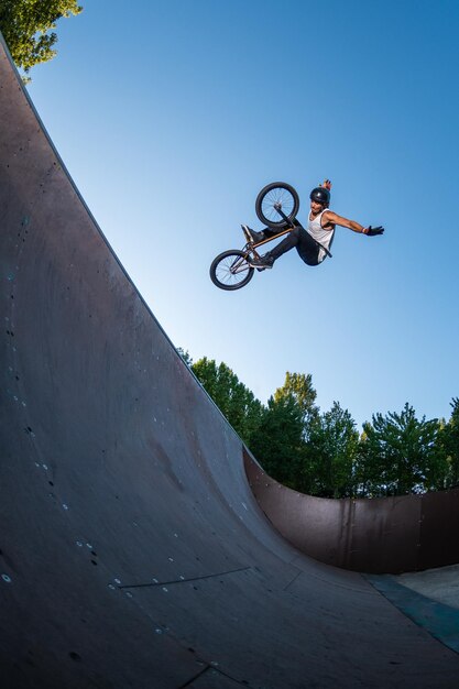 Photo low angle view of person riding bicycle against sky