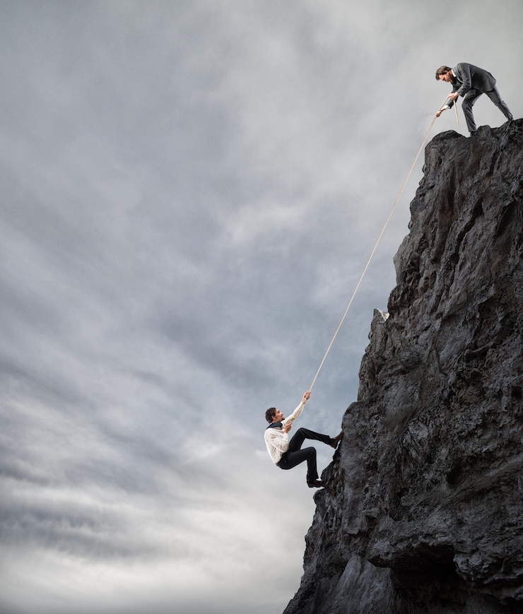 Photo low angle view of person skiing on rock against sky