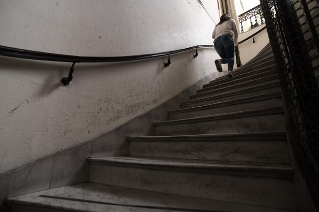 Foto vista a basso angolo della persona in piedi sulla scala