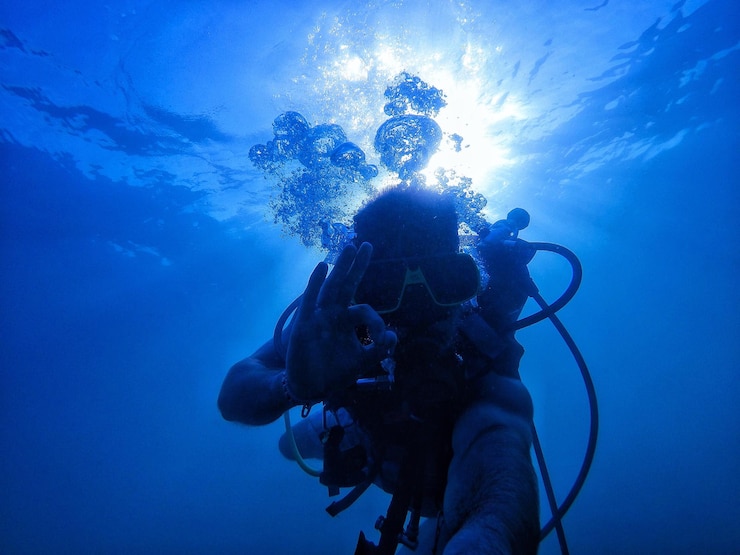 Photo 海で泳いでいる人の低角度の視点