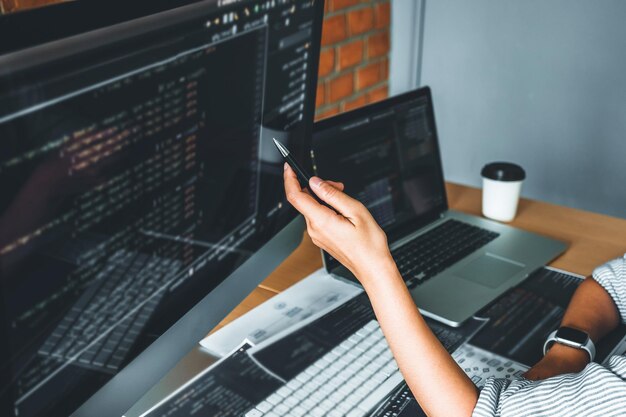 携帯電話を使用している人の低角度の視点