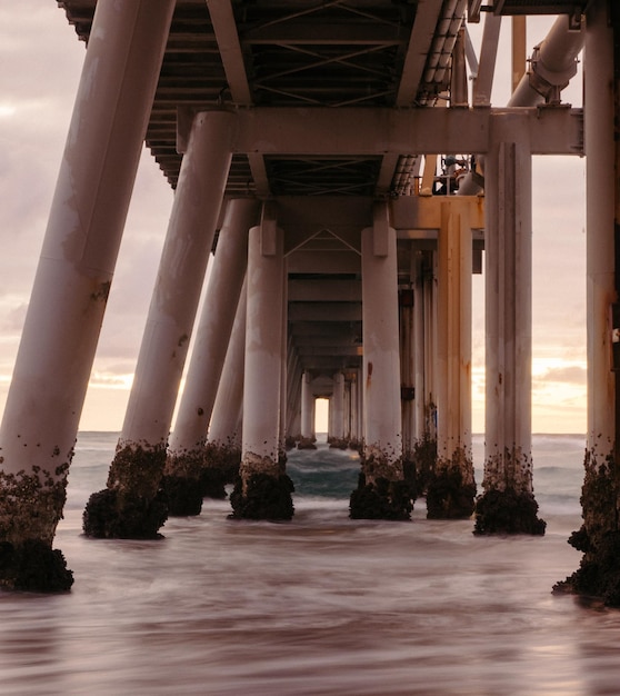 Photo low angle view of pier over river against sky