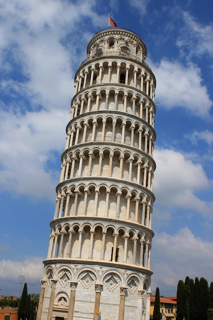 Foto vista a bassa angolazione della torre inclinata di pisa