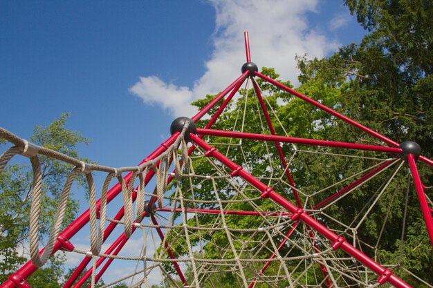 Foto vista a basso angolo del parco giochi contro il cielo