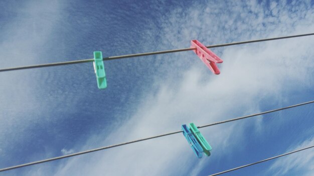 Foto vista a basso angolo del polo contro il cielo blu