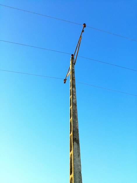 Photo low angle view of pole against clear blue sky