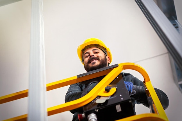 Foto ritratto ad angolo basso di un operaio edile sul cantiere