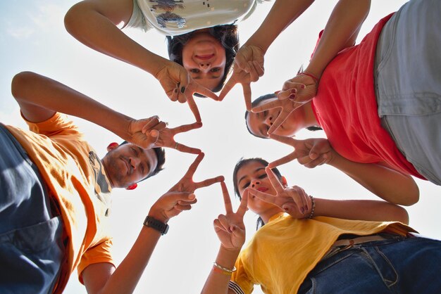 Photo low angle view portrait of friends