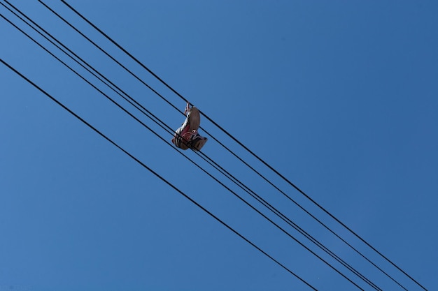 Photo low angle view of power lines against clear blue sky