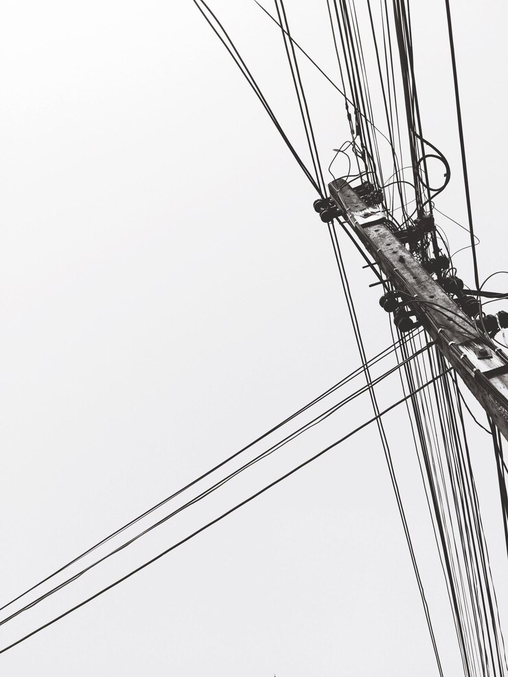 Photo low angle view of power lines against clear sky
