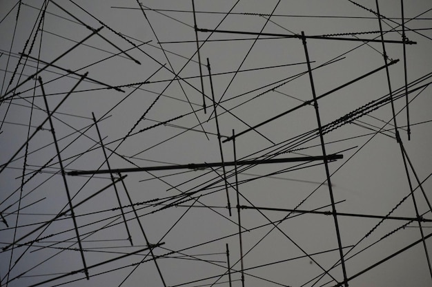 Photo low angle view of power lines against clear sky