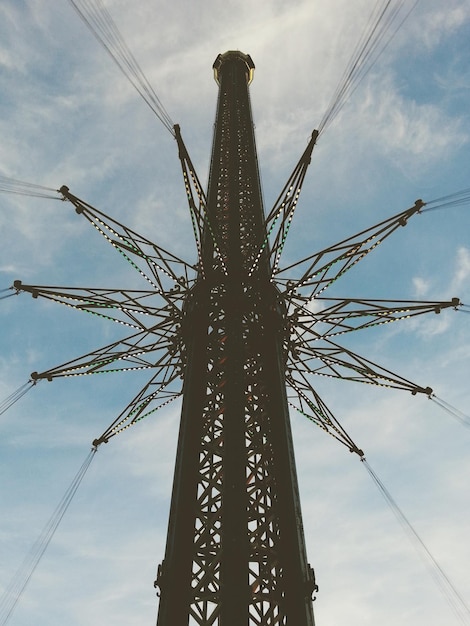 Photo low angle view of power lines