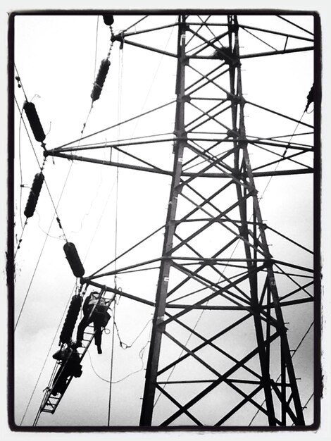 Photo low angle view of power lines