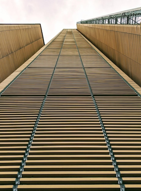 Photo low angle view of railings against sky