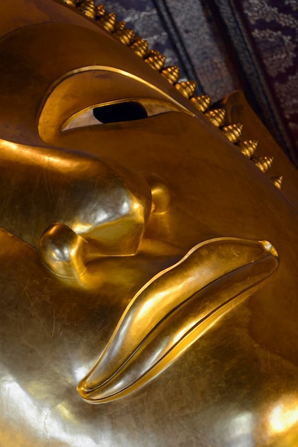 Foto vista a bassa angolazione del buddha reclinato a wat pho