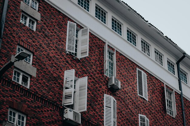 空に照らされた赤い建物の低角度の景色