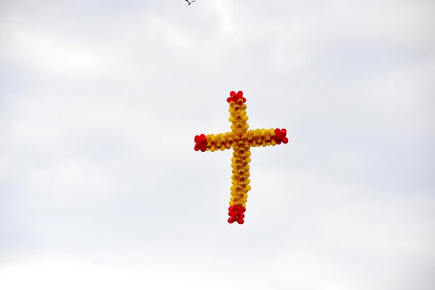 Foto vista a bassa angolazione della croce rossa contro il cielo