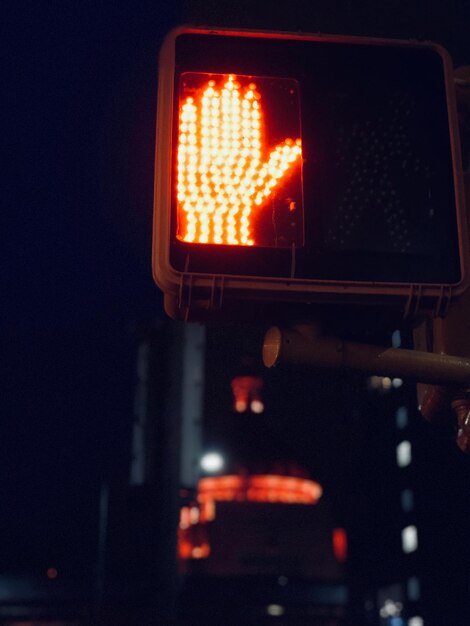 Photo low angle view of red light in city at night