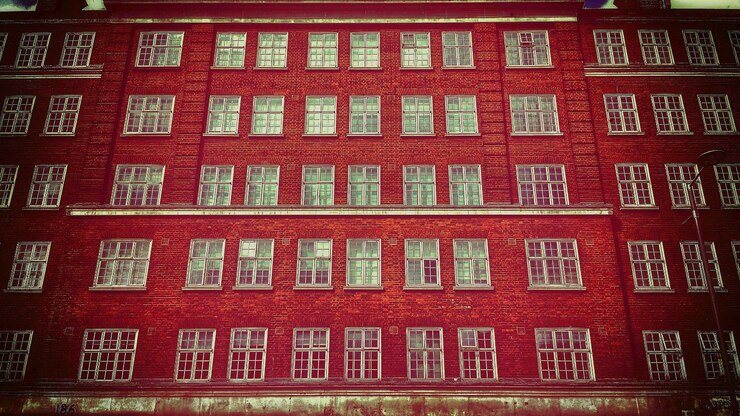 Photo low-angle view of red residential building