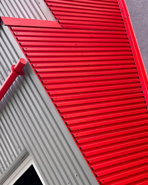Photo low angle view of red shutter of building