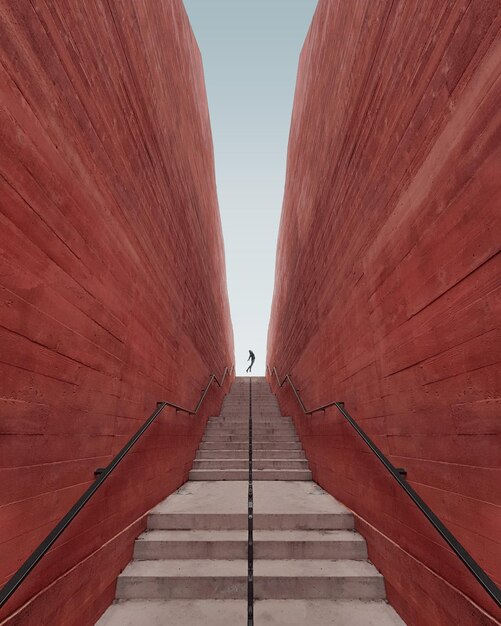 Photo low angle view of red steps against clear sky