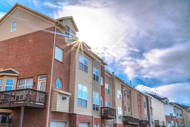 Photo low angle view of residential building against sky