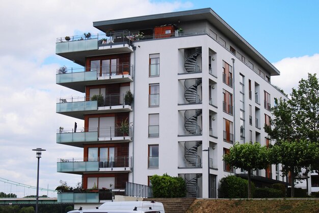 Foto vista a basso angolo di un edificio residenziale contro il cielo