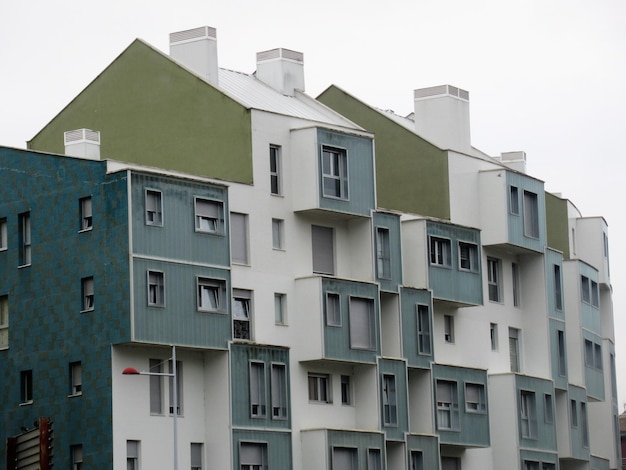 Foto vista a basso angolo di un edificio residenziale contro il cielo