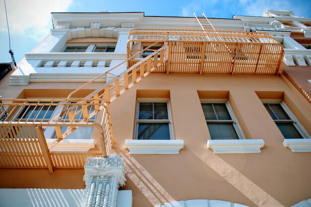 Photo low angle view of residential building against sky