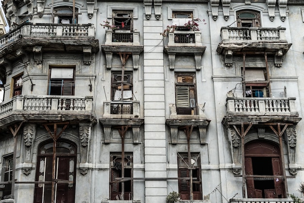 Foto vista ad angolo basso di un edificio residenziale