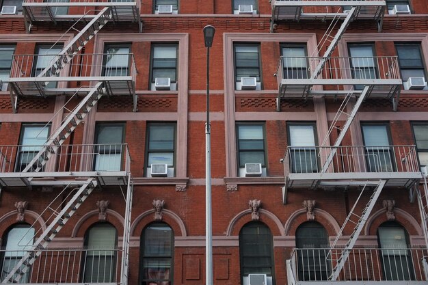 Foto vista ad angolo basso di un edificio residenziale