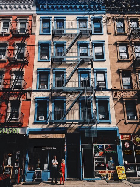 Foto vista ad angolo basso di un edificio residenziale