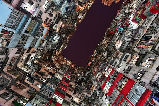 夕暮れの空に照らされた住宅の低角度の景色