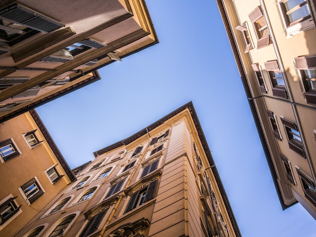 空に照らされた住宅の低角度の景色
