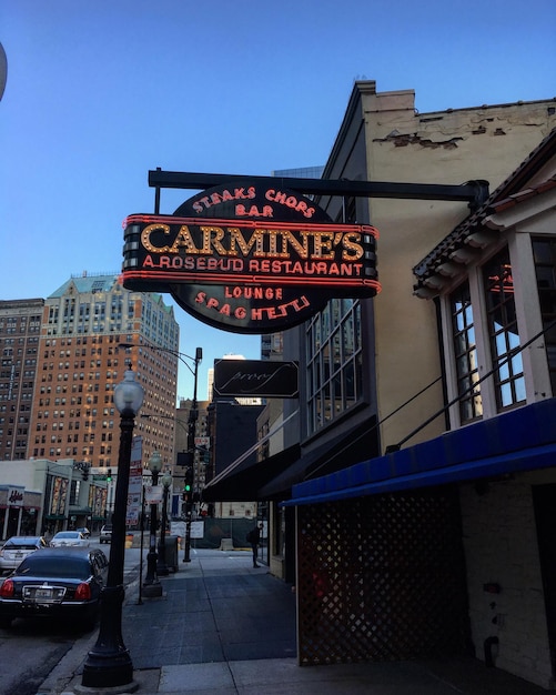 Photo low angle view of restaurant sign in the city