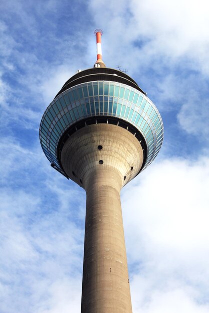 Photo low angle view of rheintower against sky