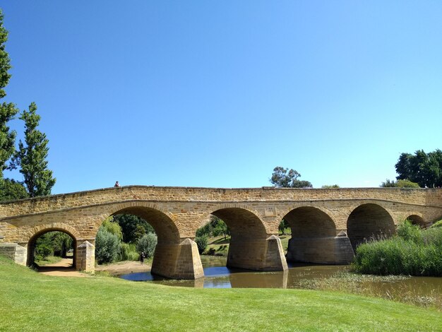 Foto vista a bassa angolazione del ponte di richmond contro un cielo blu limpido