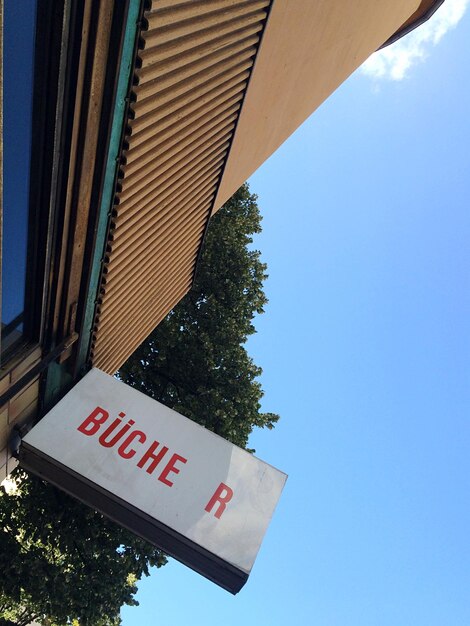 Photo low angle view of road sign against blue sky