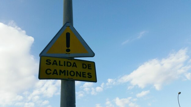 Photo low angle view of road sign against blue sky