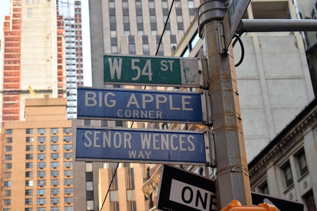 Photo low angle view of road sign against buildings