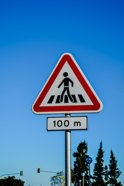 Photo low angle view of road sign against clear blue sky