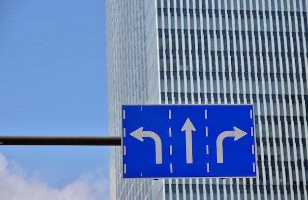 Photo low angle view of road sign against clear blue sky