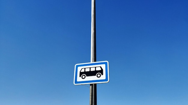 Foto vista a basso angolo di un segnale stradale contro un cielo blu limpido