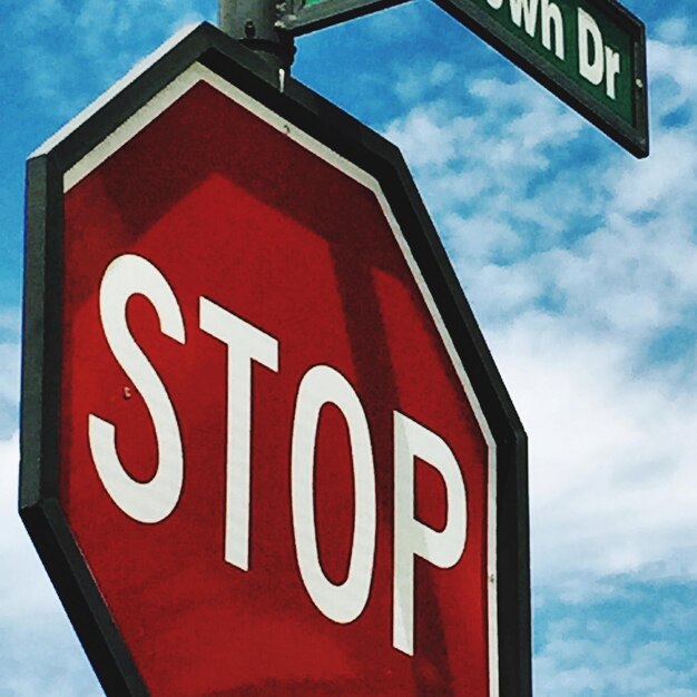 Photo low angle view of road sign against sky