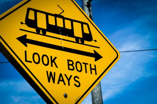 Photo low angle view of road sign against sky