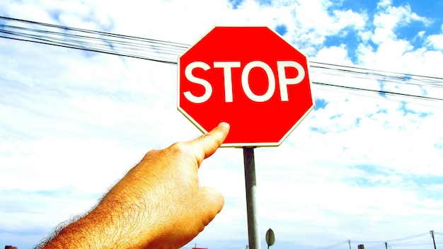 Photo low angle view of road sign against sky