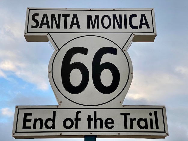 Photo low angle view of road sign against sky