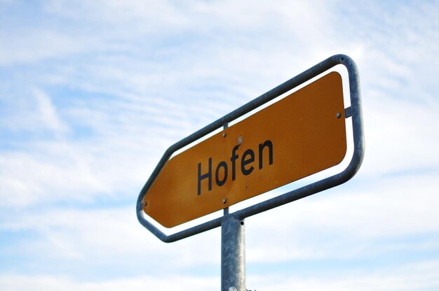 Photo low angle view of road sign against sky