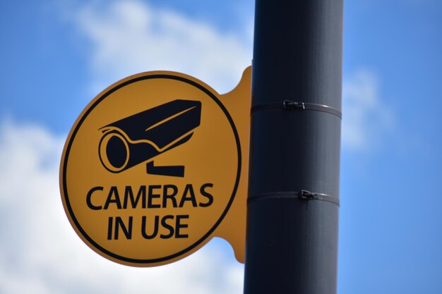 Photo low angle view of road sign against sky